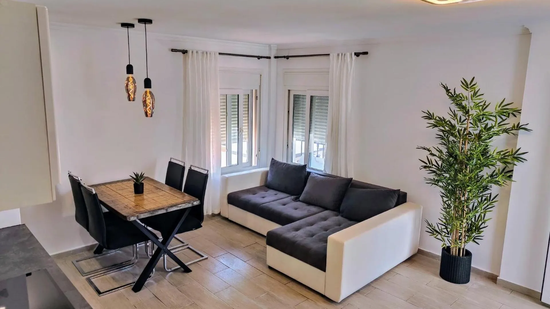 Sabinillas Beach Front Apartment 2 Bed San Luis de Sabinillas